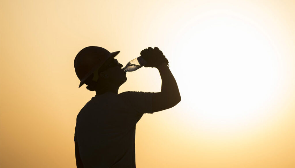 worker-silhouette-drinking-water-in-extreme-heat-1000x600