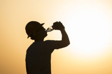 worker-silhouette-drinking-water-in-extreme-heat-1000x600