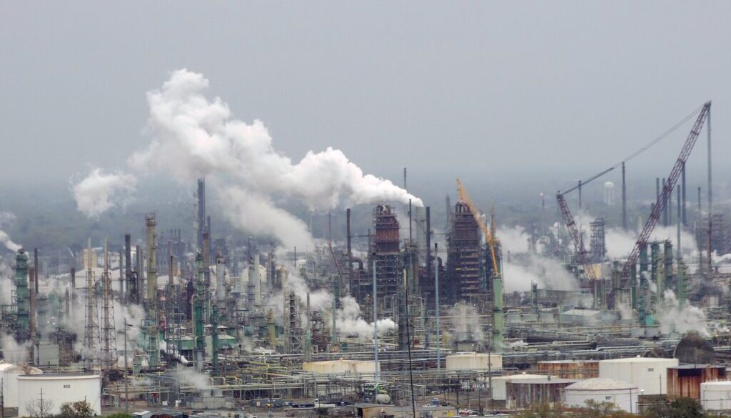 1748px-Exxon_Mobil_oil_refinery_-_Baton_Rouge,_Louisiana