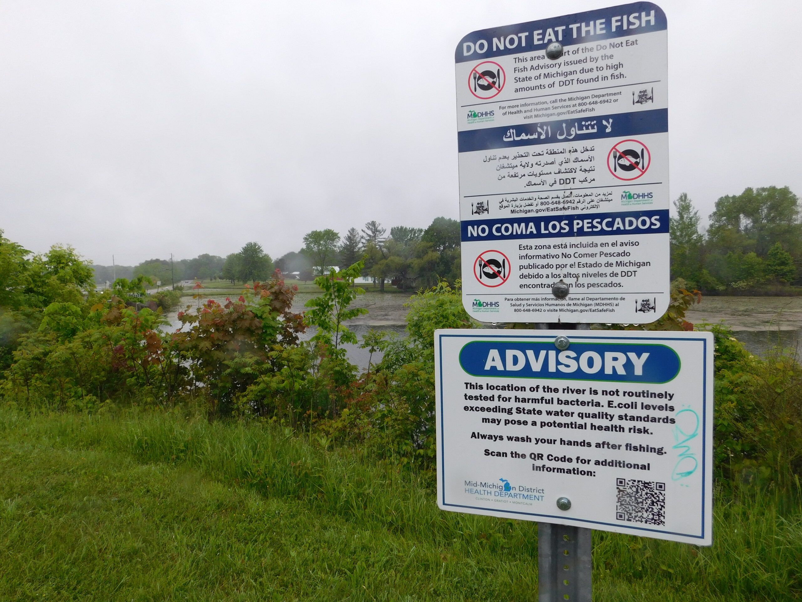 Fish consumption advisory sign near the Pine River in St. Louis, Michigan.