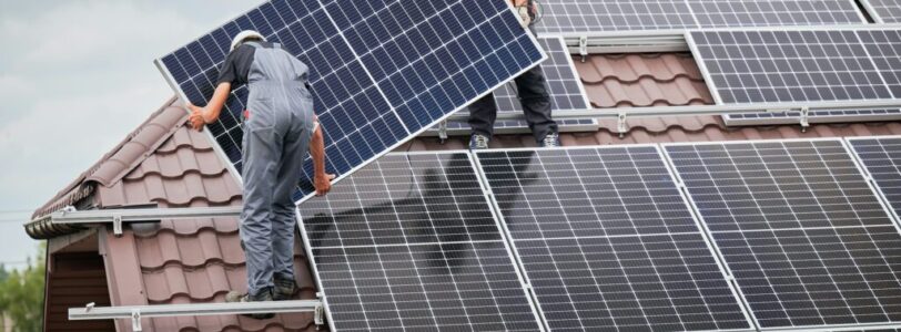getty-images-nr6YHCP_Kvw-unsplash Men installing solar panels