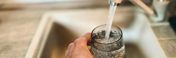 swanky-fella-MUOhSYEqbHo-unsplash Tap water